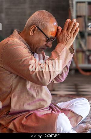 Ein Gläubiger betet für den heiligen Gott am Morgen im Tempel aus flachem Winkel Stockfoto