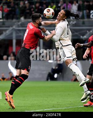 Mailand, Italien. April 2024. Olivier Giroud (L) des AC Mailand streitet mit Chris Smalling im Viertelfinale der UEFA Europa League am 11. April 2024 in Mailand. Quelle: Alberto Lingria/Xinhua/Alamy Live News Stockfoto