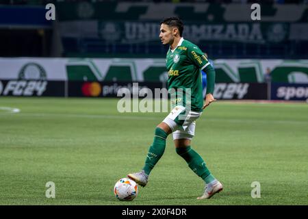 Sao Paulo, Brasilien. April 2024. Raphael Veiga do Palmeiras durante o jogo entre Palmeiras (BRA) e Liverpool (URU) válida pela partida da segunda rodada da Fase de grupos da CONMEBOL Libertadores 2024, realizada no Allianz Parque em Sao Paulo, Brasilien. (Richard Callis/SPP) Credit: SPP Sport Press Photo. /Alamy Live News Stockfoto