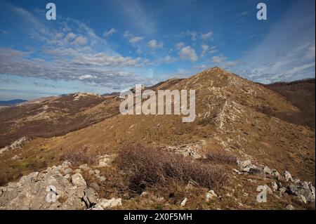 Wunderschöner Blick auf den Bergrücken in Kroatien mit malerischen Wolken darüber Stockfoto