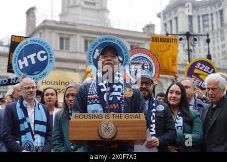 NY, USA. April 2024. City Hall Park, New York, USA, 11. April 2024 - der Bürgermeister von New York City, Eric Adams, hält bei der Rallye der New York City Football Clubs (NYCFC) eine Rede zur Unterstützung der Willets Point Transformation, die zu 100 Prozent erschwinglichen Wohnraum, wirtschaftliche Aktivität, und New York City das erste Fußballstadion für Queens. Foto: Luiz Rampelotto/EuropaNewswire.nur zur redaktionellen Verwendung. Nicht für kommerzielle ZWECKE! (Kreditbild: © Luiz Rampelotto/ZUMA Press Wire) NUR REDAKTIONELLE VERWENDUNG! Nicht für kommerzielle ZWECKE! Stockfoto