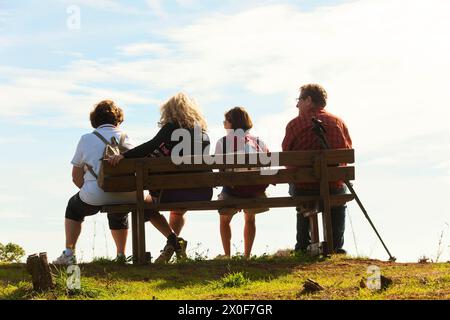 Gruppe mit 4 Personen auf einer Sitzbank, Capri, Kampanien, Italien, Europa Stockfoto