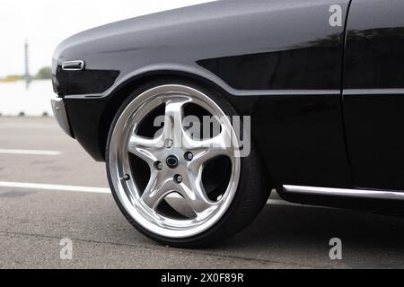 Schwarze Mazda 1300-Limousine mit flacher Standfläche und Leichtmetallfelgen Stockfoto