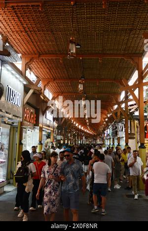 Touristen erkunden den Gold Souk in Deira, Dubai, VAE. Stockfoto