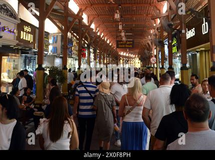 Touristen erkunden den Gold Souk in Deira, Dubai, VAE. Stockfoto