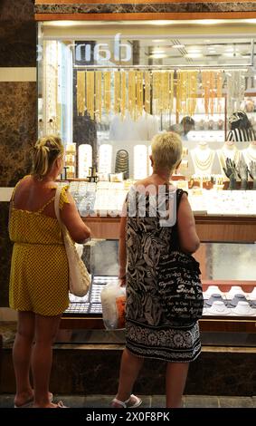 Touristen erkunden den Gold Souk in Deira, Dubai, VAE. Stockfoto