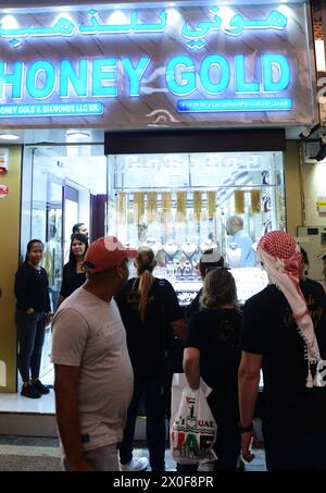 Touristen erkunden den Gold Souk in Deira, Dubai, VAE. Stockfoto