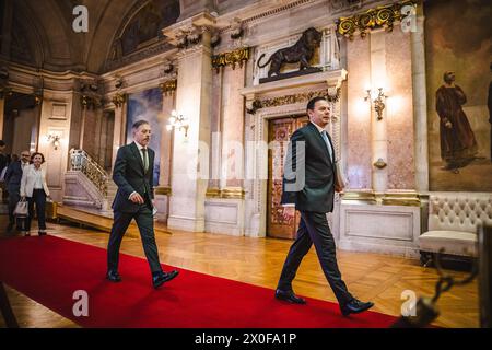 Lissabon, Portugal. April 2024. Der portugiesische Premierminister Luis Montenegro (R) und Pedro Duarte, Minister für parlamentarische Angelegenheiten (L) kommen zu Besuch, um an der Parlamentsdebatte über das von der XXIV verfassungsmäßigen Regierung vorgelegte Programm teilzunehmen. Das Regierungsprogramm umfasst 60 Maßnahmen, die von anderen politischen Parteien vorgeschlagen werden, die im portugiesischen Parlament vertreten sind. (Foto: Henrique Casinhas/SOPA Images/SIPA USA) Credit: SIPA USA/Alamy Live News Stockfoto