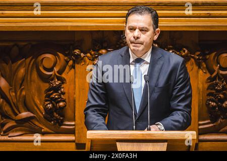 Lissabon, Portugal. April 2024. Der portugiesische Premierminister Luis Montenegro hält die Eröffnungsrede während das Parlament über das von der XXIV. Verfassungsmäßigen Regierung vorgelegte Programm debattiert, umfasst das Regierungsprogramm 60 Maßnahmen, die von anderen politischen Parteien vorgeschlagen werden, die im portugiesischen Parlament vertreten sind. Quelle: SOPA Images Limited/Alamy Live News Stockfoto