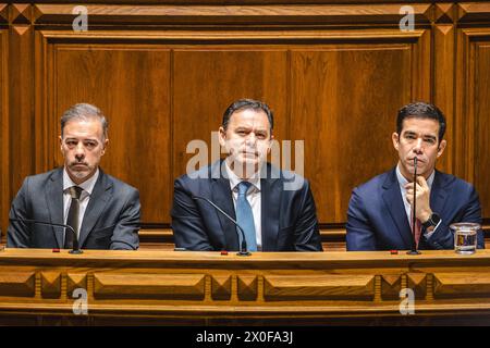 Lissabon, Portugal. April 2024. Pedro Duarte, Minister für parlamentarische Angelegenheiten (L), portugiesischer Premierminister Luis Montenegro (C) und Antonio Leitao Amaro, Minister des Ratsvorsitzes (R), werden während der Parlamentsdebatte über das von der XXIV verfassungsmäßigen Regierung vorgelegte Programm gesehen. Das Regierungsprogramm umfasst 60 Maßnahmen, die von anderen politischen Parteien vorgeschlagen werden, die im portugiesischen Parlament vertreten sind. Quelle: SOPA Images Limited/Alamy Live News Stockfoto