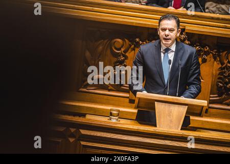 Lissabon, Portugal. April 2024. Der portugiesische Premierminister Luis Montenegro hält die Eröffnungsrede, während das Parlament über das Programm der XXIV. Verfassungsmäßigen Regierung debattiert. Das Regierungsprogramm umfasst 60 Maßnahmen, die von anderen politischen Parteien vorgeschlagen werden, die im portugiesischen Parlament vertreten sind. (Foto: Henrique Casinhas/SOPA Images/SIPA USA) Credit: SIPA USA/Alamy Live News Stockfoto