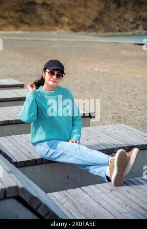 49-jährige Russin lächelt und blickt an einem frühen Frühlingstag in die Kamera Stockfoto