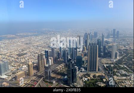 Moderne Skyline entlang der Sheikh Zayed Rd in Dubai, VAE. Stockfoto