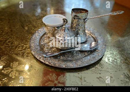 Bosanska Kahva / bosnische Kaffee serviert in einem traditionellen Dzezva Topf. Stockfoto