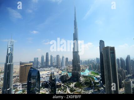 Der Burj Khalifa-Turm mit der Dubai Mall und anderen Wolkenkratzern in Dubai, VAE. Stockfoto