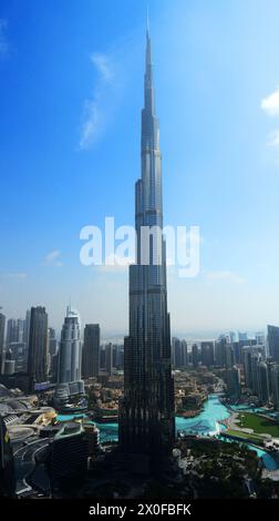 Der Burj Khalifa-Turm mit der Dubai Mall und anderen Wolkenkratzern in Dubai, VAE. Stockfoto