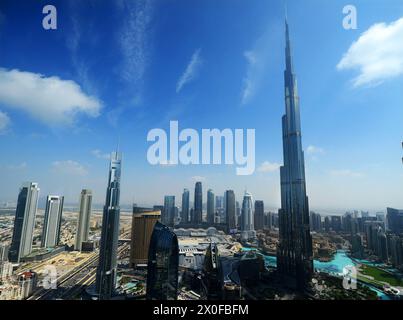 Der Burj Khalifa-Turm mit der Dubai Mall und anderen Wolkenkratzern in Dubai, VAE. Stockfoto