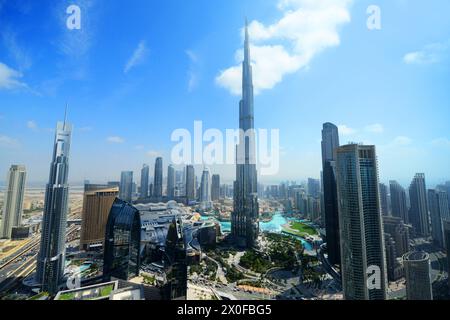 Der Burj Khalifa-Turm mit der Dubai Mall und anderen Wolkenkratzern in Dubai, VAE. Stockfoto