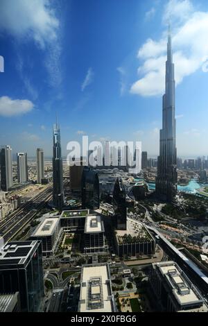 Der Burj Khalifa-Turm mit der Dubai Mall und anderen Wolkenkratzern in Dubai, VAE. Stockfoto