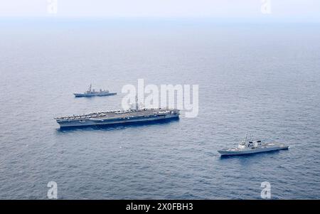 April 2024, Seoul, SÜDKOREA: 12. April 2024: Seoul, der südkoreanische Aegis-Zerstörer Seoae Ryu Sung-ryong, der US-amerikanische Atomflugzeugträger USS Theodore Roosevelt (CVN-71) und JDS Ariake (DD-183), ein Zerstörer der japanischen Maritime Self-Defense Force, führen am 11. April 2024 gemeinsam Seetraktionen in internationalen Gewässern südlich der Insel Jeju durch. Südkorea, die Vereinigten Staaten und Japan haben Marineübungen durchgeführt, an denen ein US-Flugzeugträger beteiligt war, um ihre gemeinsame Einsatzfähigkeit gegen Nordkoreas nukleare und Raketenbedrohungen zu verbessern, sagte die südkoreanische Marine. (Kreditbild: © D Stockfoto