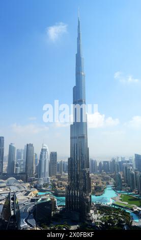 Der Burj Khalifa-Turm mit der Dubai Mall und anderen Wolkenkratzern in Dubai, VAE. Stockfoto