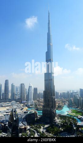 Der Burj Khalifa-Turm mit der Dubai Mall und anderen Wolkenkratzern in Dubai, VAE. Stockfoto