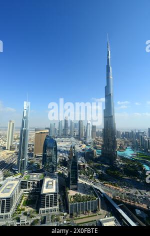 Der Burj Khalifa-Turm mit der Dubai Mall und anderen Wolkenkratzern in Dubai, VAE. Stockfoto