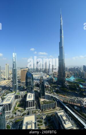 Der Burj Khalifa-Turm mit der Dubai Mall und anderen Wolkenkratzern in Dubai, VAE. Stockfoto