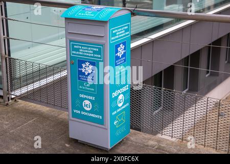 Angouleme , Frankreich - 04 08 2024 : Caisse verteilt familiales CAF Logo Marke und Textzeichen auf sichere Familienzulage Mailbox Front Office Stockfoto