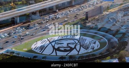 Blick vom Rahmen von Dubai auf ein Porträt von Scheich Zayed am Boden. Dubai, VAE. Stockfoto