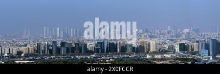 Ein Blick auf Deira und Sharjah im Hintergrund, vom Observatorium am Dubai Frame aus gesehen. Dubai, VAE. Stockfoto