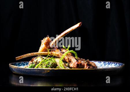 Gegrillte Speisen - Lammregal mit Petersilie, weißem Rettich und Supermarkt Stockfoto