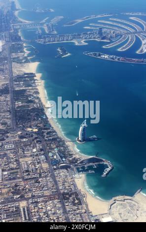 Blick aus der Vogelperspektive auf Dubais Küste mit dem Burj Al Arab Hotel und den Palm Jumeirah Inseln. Dubai, VAE. Stockfoto