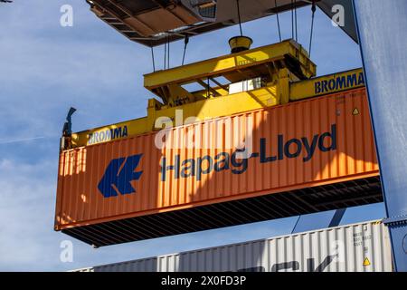 11. April 2024, Mannheim (Deutschland): Ein Container des Transport- und Logistikunternehmens Hapag-Lloyd wird im Hafen beladen Stockfoto