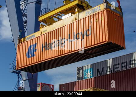 11. April 2024, Mannheim (Deutschland): Ein Container des Transport- und Logistikunternehmens Hapag-Lloyd wird im Hafen beladen Stockfoto