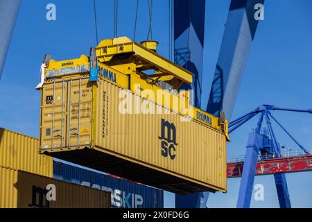 11. April 2024, Mannheim (Deutschland): Ein Container der Mediterranean Shipping Company (MSC) wird im Hafen beladen Stockfoto