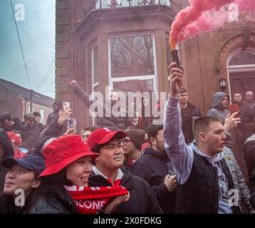 Liverpool-Fans geben dem Teamtrainer einen fantastischen Empfang, als sie zum Premier League-Spiel gegen Manchester City in Anfield ankommen Stockfoto