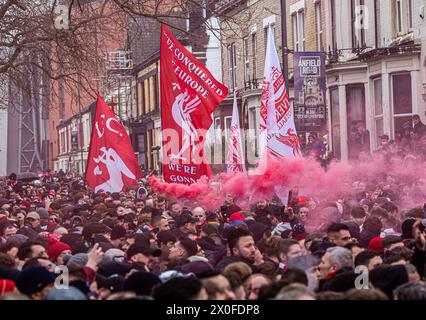 Liverpool-Fans geben dem Teamtrainer einen fantastischen Empfang, als sie zum Premier League-Spiel gegen Manchester City in Anfield ankommen Stockfoto