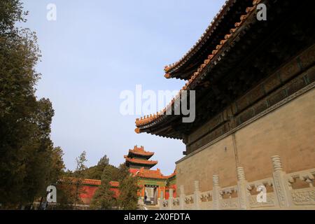 Die blau verglasten Fliesen an der Wand als Hintergrund, die traditionelle Architektur，sehr elegant Stockfoto