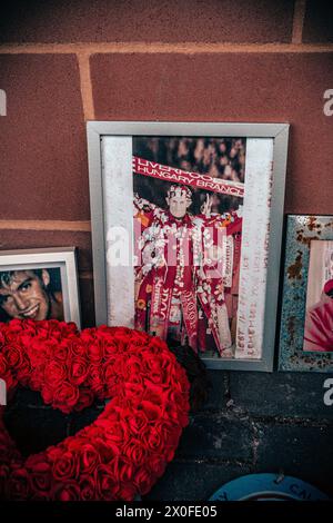 Foto von Liverpool Football Club Anhänger aus Ungarn starb traurig mit Kranz, im Anfield Stadium. Stockfoto