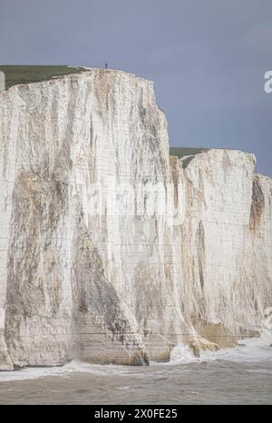 Am Klippenrand Cuckmere Brow der Seven Sisters Cliffs im Osten von Sussex im Südosten Englands, Großbritannien Stockfoto