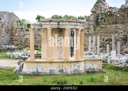 Restaurierte alte architektonische Ruinen und Säulen der antiken Stadt Side Stockfoto