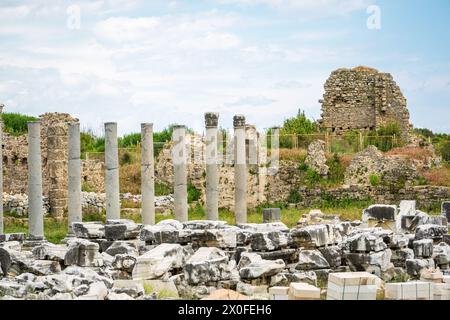 Restaurierte alte architektonische Ruinen und Säulen der antiken Stadt Side Stockfoto