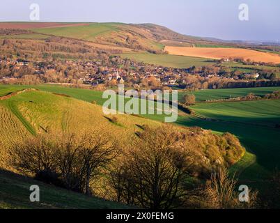 Blick auf das Dorf Alfristion und die südlichen Tiefen von Wilmington Hill im Osten Sussex im Südosten Englands Großbritannien Stockfoto