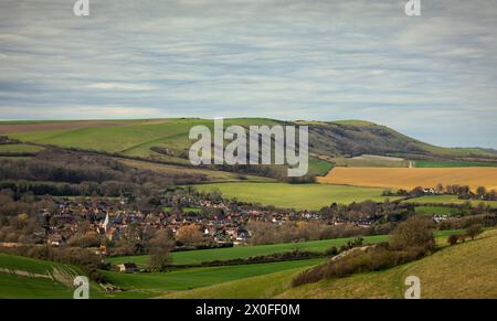 Blick auf das Dorf Alfristion und die südlichen Tiefen von Wilmington Hill im Osten Sussex im Südosten Englands Großbritannien Stockfoto