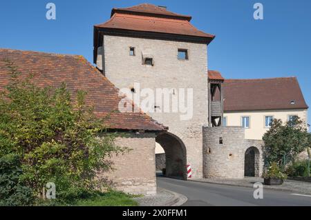 Historische Stadtmauer mit Schwarzacher Tor bzw. Schwarzacher Tor in Sommerach, Niederfranken, Bayern, Deutschland Stockfoto