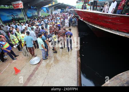 Dhaka, Bangladesch. April 2024. Feuerwehrleute, Sicherheitsbeamte und örtliche Menschen versammeln sich nach einem Schiffsunfall am Schiffsterminal Sadarghat in Dhaka, Bangladesch, 11. April 2024. Nach Angaben der Flusspolizei wurden mindestens fünf Menschen getötet, nachdem ein Schiffseil bei einem Parkversuch von einem anderen Schiff am Sadarghat Schiffsterminal in Dhaka abgerissen wurde. Foto: Habibur Rahman/ABACAPRESS.COM Credit: Abaca Press/Alamy Live News Stockfoto