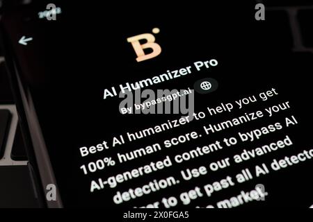AI HUMANIZER pro Custom GPT im GPT Store auf dem Bildschirm des Smartphones auf der Tastatur des Laptops. Stafford, Vereinigtes Königreich, 8. April 2024 Stockfoto