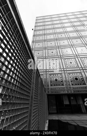 Institut du Monde Arabe in Paris, moderne Gebäudestruktur, die ein Mosaik bildet. Stockfoto
