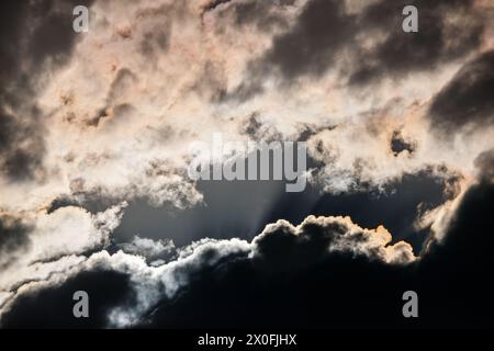 Schillernde Wolken in der Alhambra, Ciudad Real, Spanien. Stockfoto